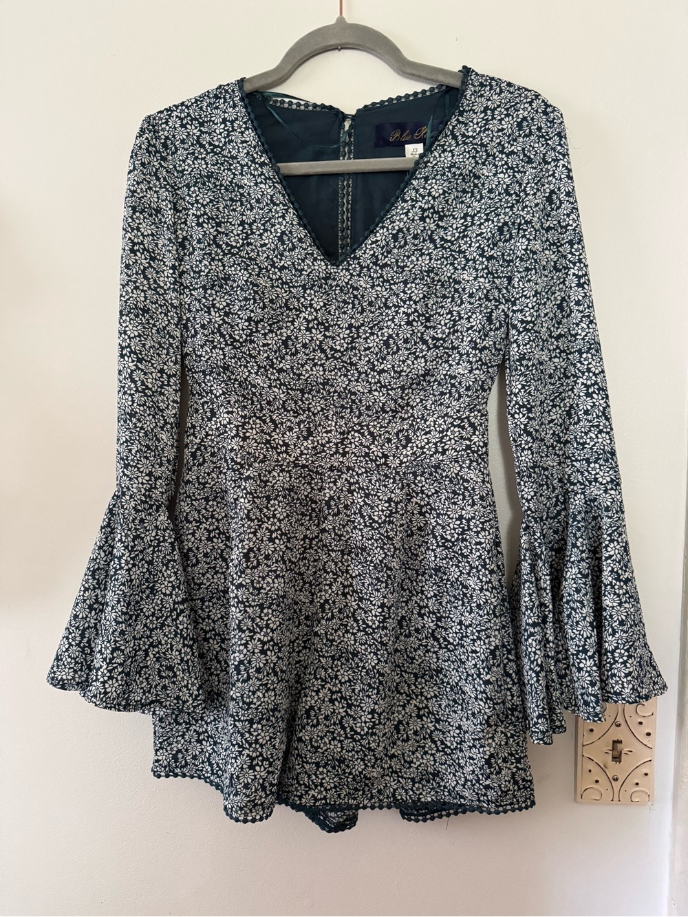 Francesca’s Women’s Navy Floral V-Neck Bell-Sleeve Romper XS